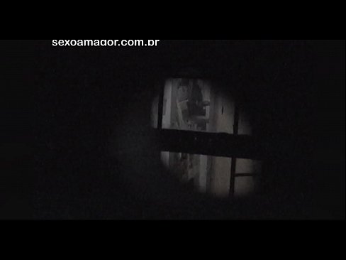 ❤️ Sarışın, içi boş tuğlaların arkasına gizlenmiş bir mahalle röntgencisi tarafından gizlice videoya alınır Porno bizde ❤